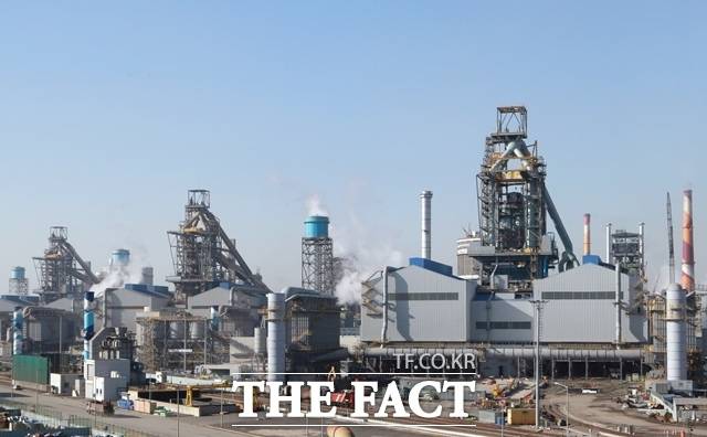 현대제철은 미국 루이지애나에 건설하는 전기로 일관제철소를 탄소중립으로 가는 시험 무대로 삼겠다고 강조했다. 현대제철 당진제철소 전경. /현대제철
