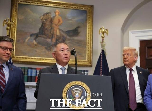 현대차는 단기적으로 미국 내 판매가격 인상 대신 재고 물량을 활용해 관세 충격을 흡수한다는 방침이다. 현재 약 3.1개월 분량의 완성차 재고와 더 많은 부품 재고를 북미에 확보한 상태다. 정의선 현대차그룹 회장이 백악관 루스벨트룸에서 대미 신규 투자 계획을 발표하고 있다. /AP·뉴시스