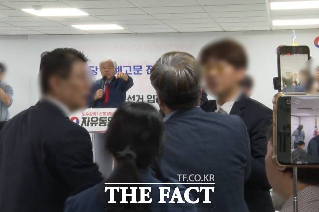 24일 서울 여의도 자유통일당 중앙당사에서 전광훈 사랑제일교회 목사가 특정 언론사 기자를 내쫓으려 하고 있다./ 김민지 기자