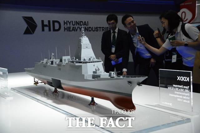 방사청은 24일 방위사업기획관리 분과위원회를 열고 KDDX 사업 방식을 논의했으나 결론 내지 못했다. 지난 2023년 HD현대중공업이 공개한 차세대 한국형 구축함(KDDX)의 모형. /더팩트 DB