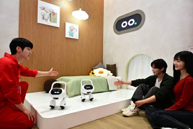 LG전자가 국내 최대 정보통신기술 전시회 '월드IT 쇼 2025'에 참가해 공감지능(AI)을 통해 변화하는 고객의 공간과 일상을 선보인다. 모델이 LG전자 직원에게 고객의 목소리와 표정·말투로 감정까지 파악하는 이동형 AI홈(Q9)의 설명을 듣고 있다. (사진=LG전자)