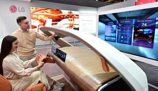 CES 2025 관람객이 AI로 외국어 교통 표지판을 실시간으로 번역해주고, 운전자의 시선과 표정을 분석해 졸음, 실시간 심박수, 안전벨트 착용 여부 등 안전 정보를 알려주는 인캐빈 센싱 솔루션을 경험하고 있다.  (사진=LG전자)