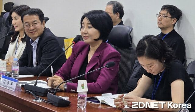 발언중인 김수우 대전세종충남여성벤처협회장.(오른쪽에서 두 번째).