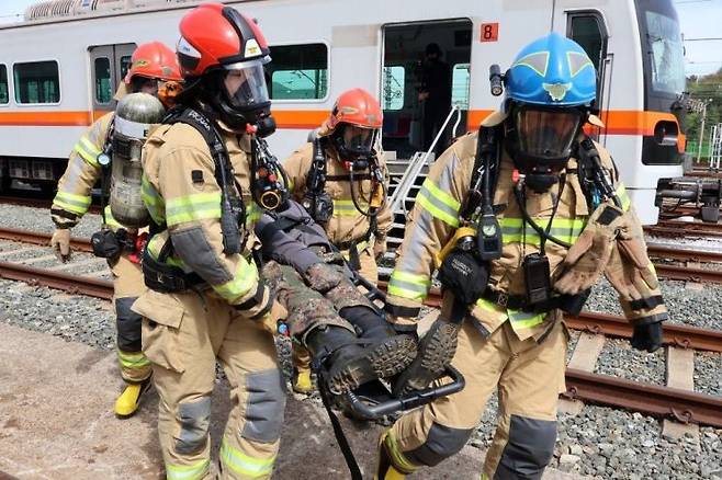 부산교통공사가 도시철도 피해복구 충무훈련을 실시하고 있다.