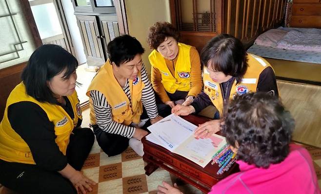 대한적십자사 부산지사가 노인가구 500세대와 적십자 봉사원이 함께하는 '적십자와 함께 그리는 기억의 색' 치매예방 결연활동을 실시하고 있다.