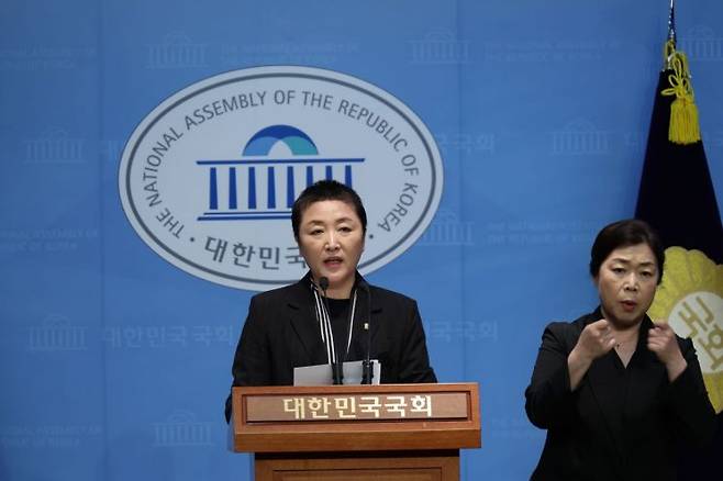 더불어민주당 전진숙 의원이 24일 국회 소통관에서 기자회견을 열고, 김건희 씨 가족이 운영 중인 경기도 남양주 소재 '온 요양원'에 대한 보건복지부와 국민건강보험공단의 현지 조사 및 신속한 수사를 촉구하고 있다. 전진숙 의원실 제공