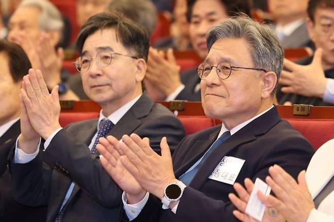 지난 16일 서울 여의도 국회도서관 대강당에서 열린 더불어민주당 이재명 전 대표의 싱크탱크 '성장과 통합' 출범식에서 유종일(왼쪽)·허민 상임 공동대표가 박수치고 있다. 연합뉴스