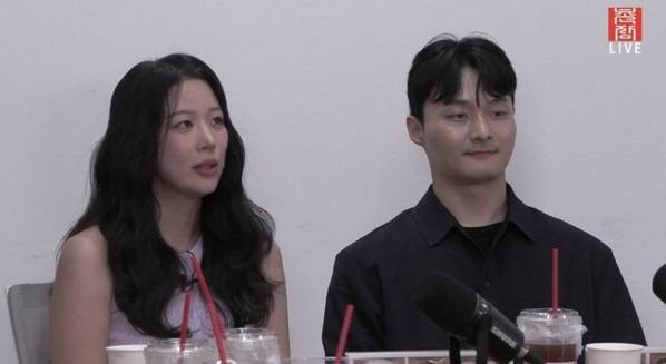 '나는 솔로' 25기에서 탄생했던 영식-미경과 상철-순자 두 커플은 방송 종영 후 모두 각자의 길을 걷게 되었었다. 미경은 "타이밍이나 여러 가지 이유로 각자 갈 길을 가게 됐다"고 밝혔고, 상철은 순자와 "서로 알아보는 시간을 가졌지만 관계는 마무리 지어졌다"고 전했다. 한편 최종 커플이 되지 않았던 영수와 영자는 방송 이후 제주도에서 만남을 가지는 등 영수가 "그분의 마음을 얻기 위해 노력 중"이라고 밝혀 유일하게 '현커(현실 커플)' 가능성을 보여주고 있다.​​​​​​​​​​​​​​​​ 나는솔로 25기 최종 두 커플… 현커 無 (사진: 유튜브 '촌장엔터테인먼트')