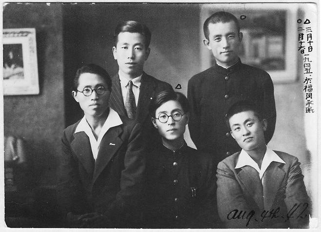 1942년 8월 일본 유학 중이던 윤동주(뒷줄 오른쪽)와 송몽규(앞줄 가운데)가 여름 방학을 맞아 중국 북간도 용정으로 돌아와 비슷한 연배의 친척들과 찍은 사진./연세대 윤동주 기념관 제공