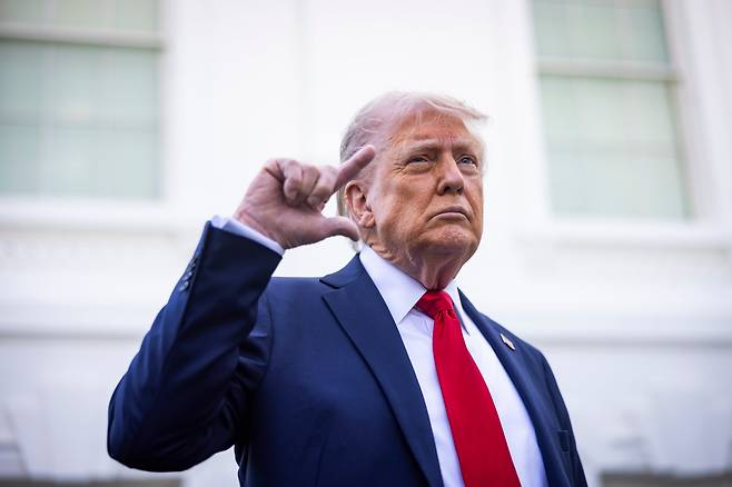 도널드 트럼프 미국 대통령이 대중 관세를 절반 이상 인하하는 방안도 검토 중이라고 23일 월스트리트저널이 전했다./UPI 연합뉴스