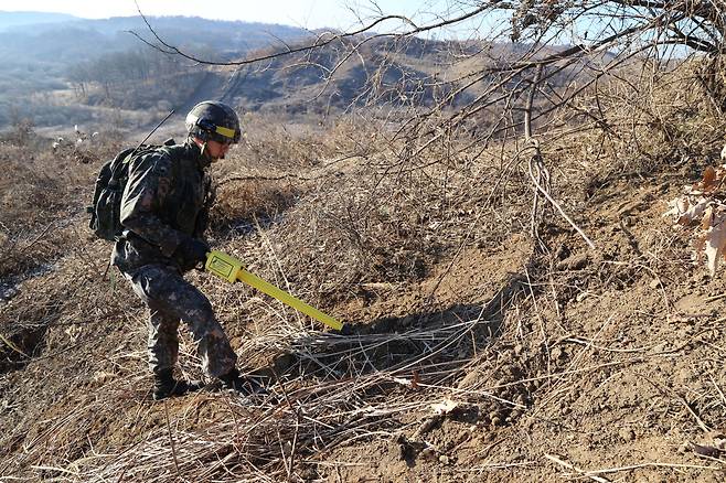 군 당국은 2018년 12월 17일 남북 시범 철수 GP 상호 검증 결과를 발표하고 북측 GP내 모든 병력과 장비가 완전히 철수한 것으로 확인됐다고 밝혔다. 사진은 12일 강원도 철원군 비무장지대에서 남측 검증단이 북측 GP를 검증하는 모습. /국방부