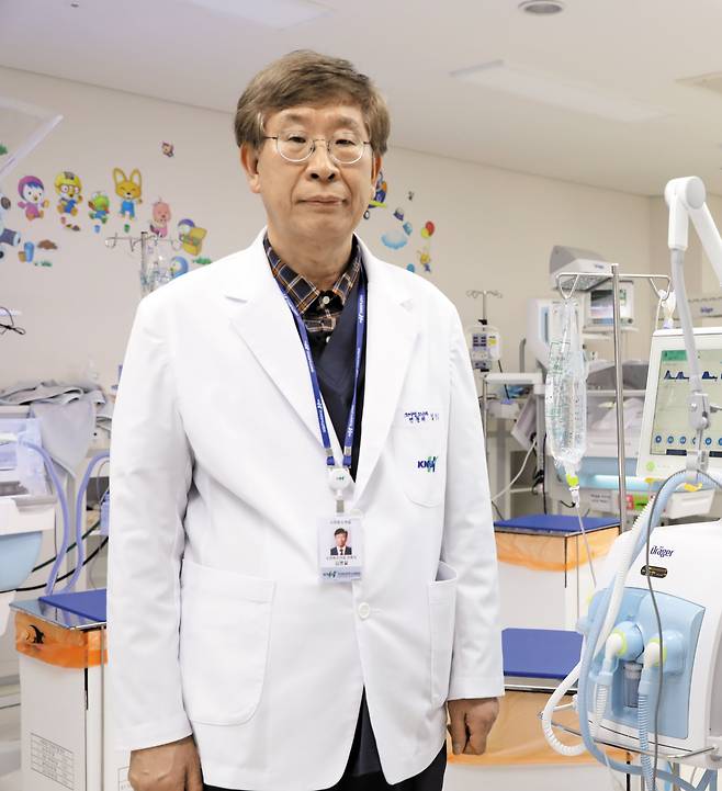 지난 20일 강원대 어린이병원 신생아 중환자실(NICU)에서 김병일 소아청소년과 교수./강원대병원