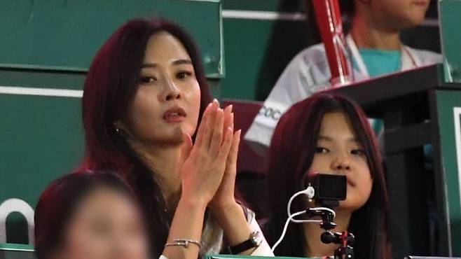 추신수 아내 하원미가 작년 9월 인천 SSG랜더스필드에서 열린 SSG 랜더스와 키움 히어로즈의 경기를 지켜보고 있다. /스포츠조선