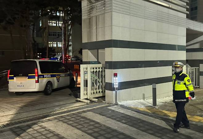 지난 2월 10일 김하늘양이 살해당한 대전 서구의 한 초등학교에 경찰이 출동하고 있다. /뉴스1