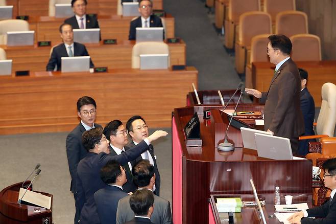 우원식 국회의장이 24일 오전 서울 여의도 국회 본회의장에서 2025년도 제1회 추가경정예산안에 대한 정부의 시정연설을 마친 한덕수 대통령 권한대행에게 유감을 표하자, 권성동 국민의힘 원내대표가 우 의장에게 항의하고 있다. /국회사진기자단