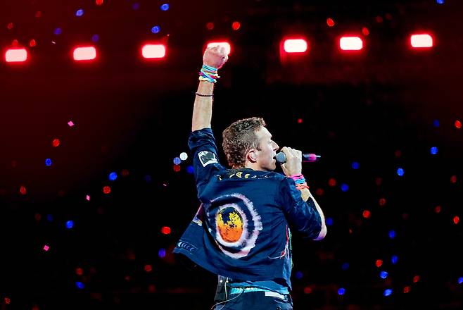 세계적인 밴드 '콜드플레이(Coldplay)'가 지난 16일 오후 경기 고양 고양종합운동장에서 내한공연을 하고 있다./뉴시스