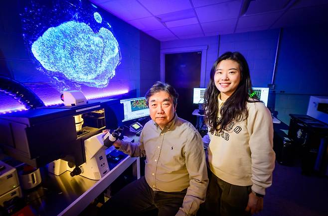 미국 일리노이대 기계공학과의 한범수 교수(왼쪽)와 박사후 연구원인 최새로미 박사. 종이접는 원리를 이용한 DNA 오리가미로 난치성 췌장암 조직을 정밀하게 식별하는 데 성공했다./미 일리노이대
