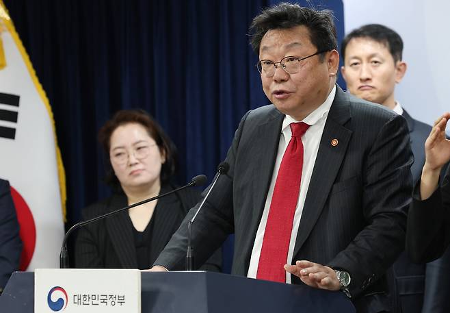 주형환 저출산·고령사회위원회 부위원장이 지난 3월 11일 서울 종로구 정부서울청사에서 제10차 인구비상대책회의 사전 브리핑을 하고 있다. /뉴스1