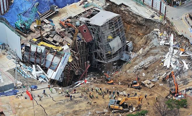 지난 16일 경기 광명시 일직동 신안산선 복선전철 5-2공구 붕괴 현장. /뉴스1