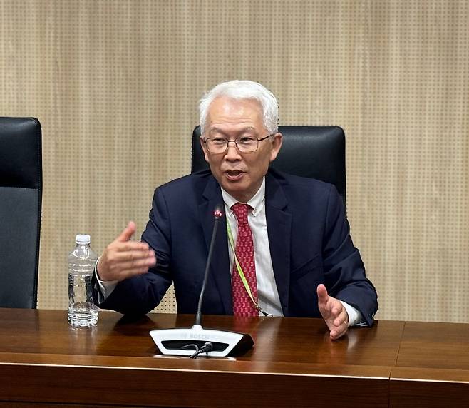 고종성 제노스코 대표가 24일 경기도 수원컨벤션센터에서 열린 대한화학회 2025 춘계 학술발표회 미디어브리핑에서 “넥스트 스텝(다음 단계)으로 가기 위해, 그리고 렉라자 개발로 고생한 우리 직원들을 위해 상장을 시도했지만 실패했다”며 “그럼에도 불구하고 세 번째 신약 개발을 성공적으로 이끌어, 지금의 힘든 상황을 이겨내겠다”고 했다./한국과학기자협회