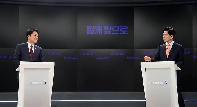 국민의힘 대선 2차 경선 진출자인 안철수(왼쪽), 김문수 후보가 24일 오후 서울 종로구 동아미디어센터 채널A 스튜디오에서 1:1 맞수 토론을 하고 있다. /국회사진취재단