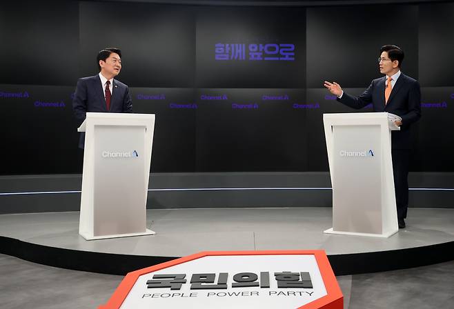국민의힘 대선 2차 경선 진출자인 안철수(왼쪽), 김문수 후보가 24일 오후 서울 종로구 동아미디어센터 채널A 스튜디오에서 1:1 맞수 토론을 하고 있다. /국회사진취재단