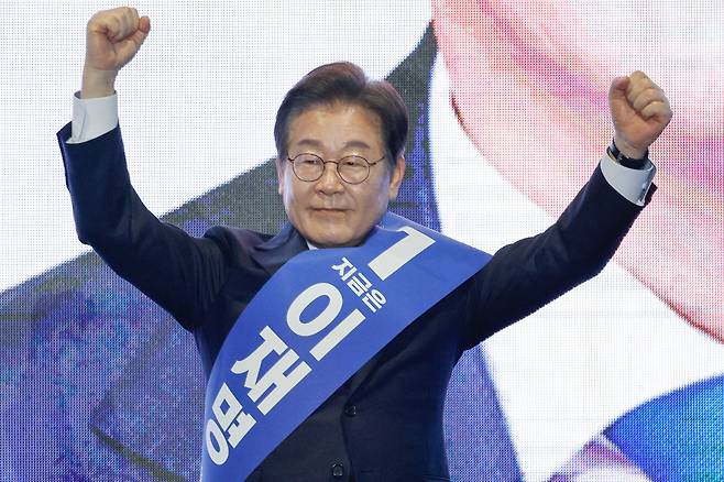 이재명 더불어민주당 대선 경선 후보가 20일 오후 경남 울산전시컨벤션센터에서 열린 영남권 합동연설회에 참석해 정견발표를 하기 전 인사하고 있다./뉴스1