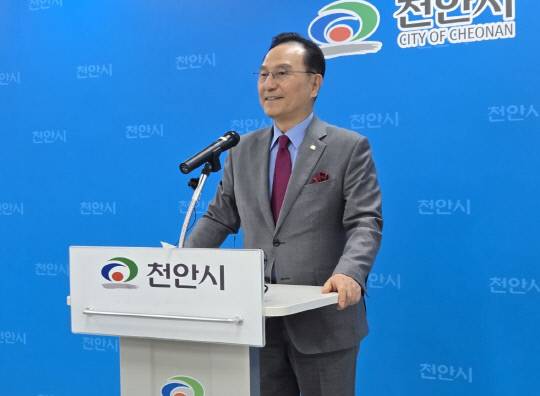 24일 박상돈 천안시장이 대법원에서 당선무효형이 확정된 직후 천안시청 브리핑실을 찾아 시민에게 사과하며 그동안의 소회를 밝히고 있다. 박하늘 기자