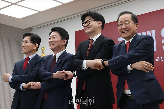 김문수·안철수·한동훈·홍준표 국민의힘 대선 경선 후보(사진 왼쪽부터)가 23일 서울 여의도 국민의힘 중앙당사에서 열린 2차 경선 토론회 미디어데이에서 기념촬영을 하고 있다. ⓒ데일리안 홍금표 기자