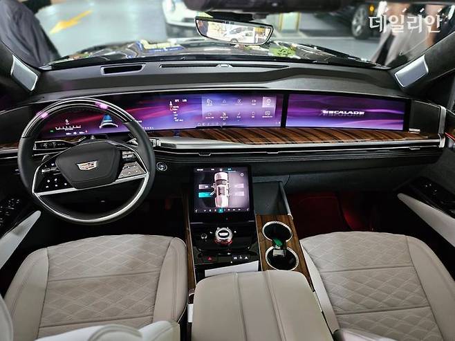 캐딜락 ‘더 뉴 에스컬레이드’ ESV 앞좌석. ⓒ데일리안 정진주 기자
