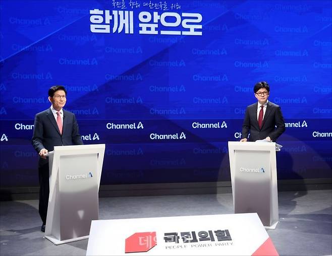 24일 오후 종로 동아미디어센터 채널A 오픈스튜디오에서 국민의힘 대선 2차 경선 진출자인 김문수(왼쪽), 한동훈(오른쪽) 후보가 토론을 준비하고 있다. ⓒ국회사진취재단