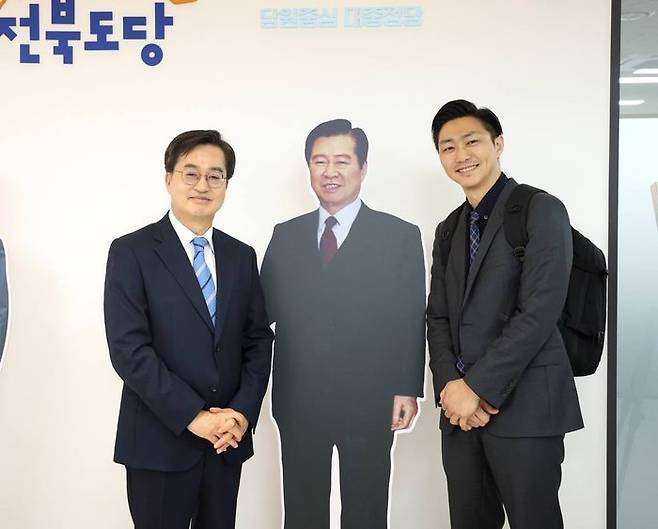 김동연 더불어민주당 대선 경선 후보와 김대중 전 대통령의 맏손자인 김동연 경기도지사 캠프 김종대 청년·외신대변인이 24일 더불어민주당 전북도당에서 고 김대중 전 대통령의 모습이 담긴 모형과 사진 촬영을 하고 있다. ⓒ김동연 캠프 측 제공