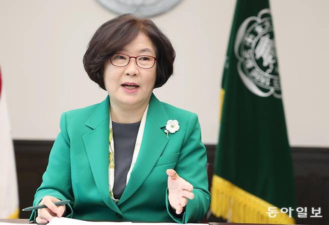 이향숙 이화여대 총장은 17일 동아일보와의 인터뷰에서 “학생 중심의 인공지능(AI) 교육 대전환을 목표로 하고 있다”며 “이화여대 학생이라면 누구나 첨단과학 분야에서 일할 수 있도록 AI 기반 교육 인프라를 구축하는 것이 목표”라고 강조했다. 변영욱 기자 cut@donga.com