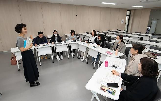 대구 북구 영진전문대 사회복지과 성인 학습자들이 최근 강의실에서 비교과(非敎科) 과목인 기초 생활영어 수업을 듣고 있다. 영진전문대 제공