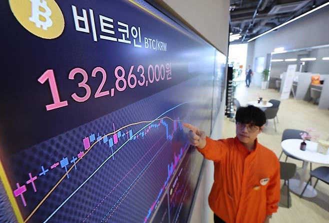 23일 서울 서초구 빗썸라운지 전광판에 비트코인 등 가상자산 시세가 표시되고 있다.   2025.4.23 뉴스1