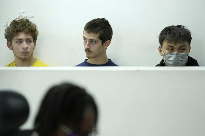 케냐에서 재판을 기다리고 있는 벨기에 청소년들. 케냐=AP 뉴시스