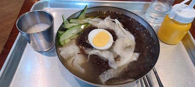 서울 마포구 공덕역 부근 ‘산까치냉면’의 물냉면. 김도언 소설가 제공