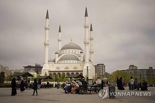 규모 6.2 지진 발생한 이스탄불에서 소피아성당 주변에 모인 시민들[AP=연합뉴스]
