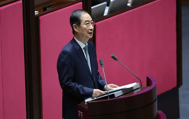 한덕수 대통령 권한대행 국무총리가 24일 서울 여의도 국회 본회의장에서 추가경정예산안 시정연설을 하고 있다. [국회사진기자단]