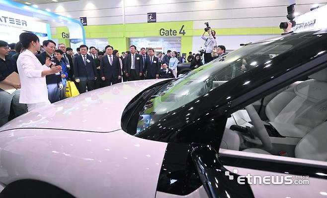 국내 최고 정보통신기술(ICT) 축제 '월드IT쇼(WIS) 2025가 24일 서울 삼성동 코엑스에서 열렸다. 유상임 과학기술정보통신부 장관, 강병준 전자신문 대표 등을 비롯한 귀빈들이 현대차 부스에서 설명을 듣고 있다. 박지호기자 jihopress@etnews.com