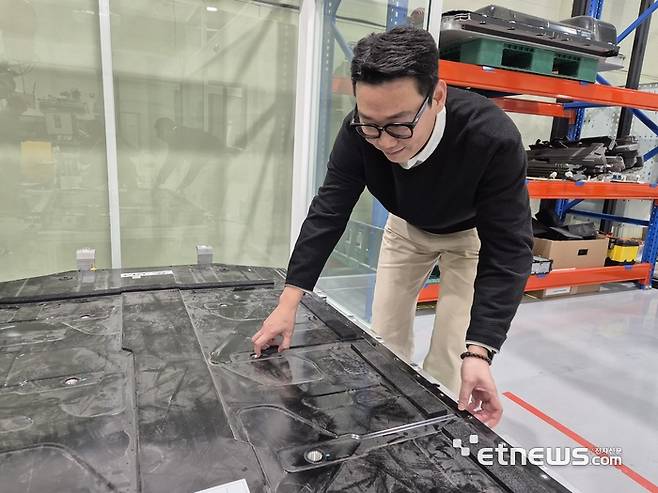 이상형 대표가 전기차 폐배터리를 살펴보고 있다.