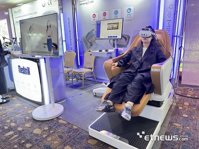 지난 17일 열린 2025년 대한신경정신의학회 춘계학술대회 메디트릭스 부스에서 참관객이 마인드체어를 체험하고 있다.