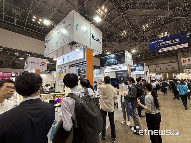참관객들이 한국정보통신기술산업협회(KICTA) 공동관을 찾았다.