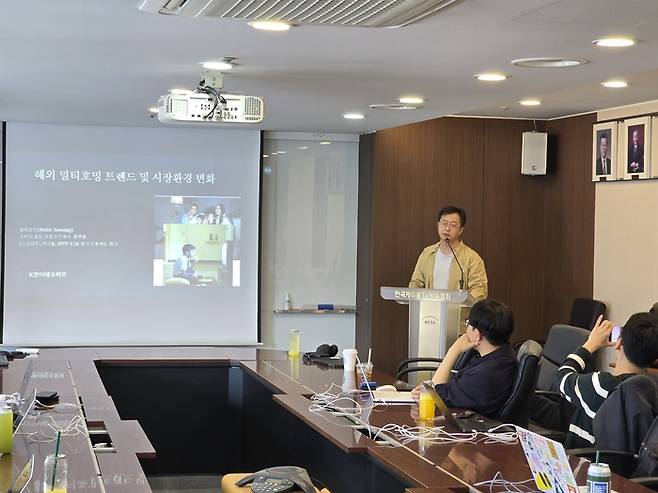 한정훈 K엔터테크허브 대표가 24일 한국케이블TV협회 기자 간담회에서 발제하고 있다.
