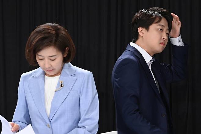 2021년 6월 8일 국민의힘 당대표에 출마한 나경원, 이준석 후보가 서울 용산구 효창동 백범김구기념관에서 열린 국민의힘 오른소리 합동토론회에서 토론을 준비하고 있다. ⓒ News1 국회사진취재단 /사진=뉴스1