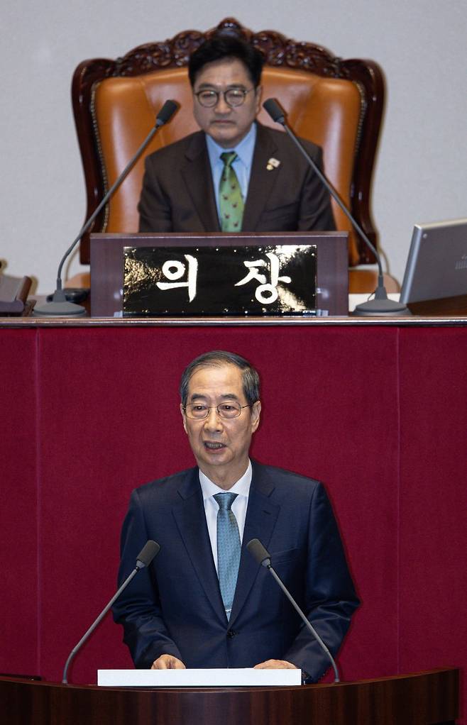 한덕수 대통령 권한대행 국무총리가 24일 오전 서울 여의도 국회 본회의장에서 열린 제424회 국회(임시회) 제6차 본회의에서 2025년도 제1회 추가경정예산안에 대한 정부의 시정연설을 하고 있다. 뉴스1