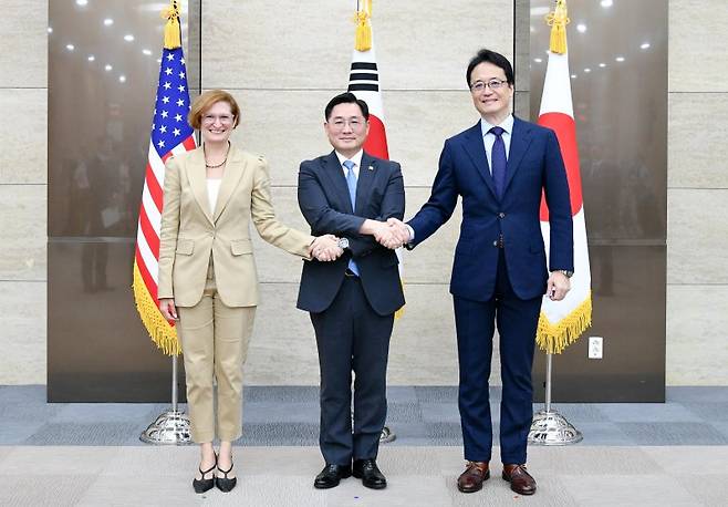 지난해 9월 10일 조창래(가운데) 국방부 정책실장, 카라 에버크롬비(왼쪽) 미 국방부 정책부차관 대리, 야마토 타로 일본 방위성 방위정책국장이 서울에서 열린 제15차 한미일 안보회의에서 기념촬영 하고 있다.(자료사진) 국방부 제공