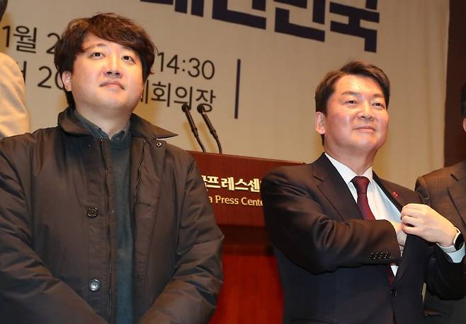 국민의힘 당권주자인 안철수 의원이 26일 서울 중구 한국프레스센터에서 열린 펜앤드마이크 5주년 후원자 대회에서 이준석 전 대표를 비롯한 참석자들과 기념 촬영을 하고 있다. 2023.1.26/뉴스1 ⓒ News1 조태형 기자 /사진=뉴스1