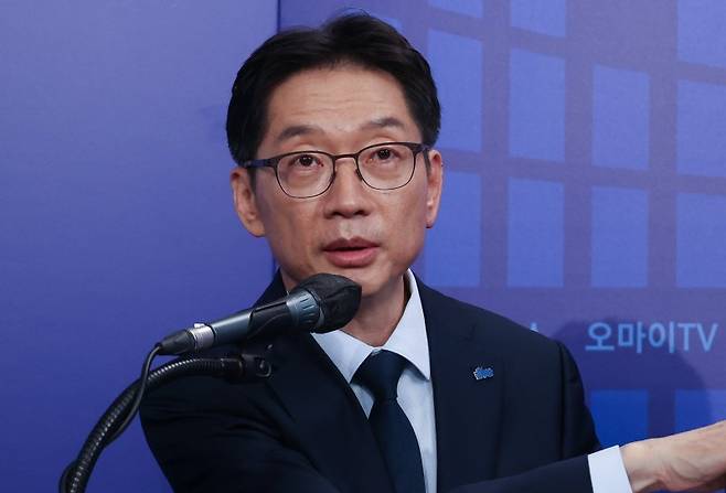 더불어민주당 제21대 대통령선거 경선에 나선 김경수 예비후보가 23일 오후 서울 여의도 오마이TV 스튜디오에서 열린 오마이TV 초청 토론회에서 모두발언을 하고 있다. 사진=뉴스1