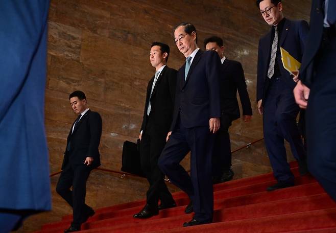 한덕수 대통령 권한대행 국무총리가 24일 오전 서울 여의도 국회 본회의장에서 추가경정예산안 시정연설을 마친 뒤 이동하고 있다. (공동취재) 뉴스1